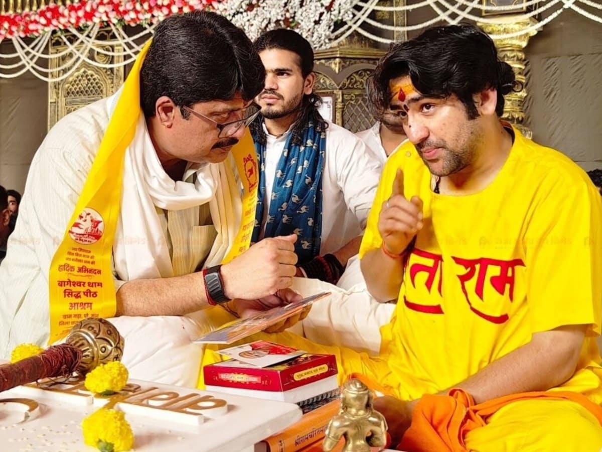 बागेश्वर बाबा की कथा में पहुंचे राजा भैया; बोले- वंदे मातरम नहीं गाने वाले प्रत्याशियों को नकार देना