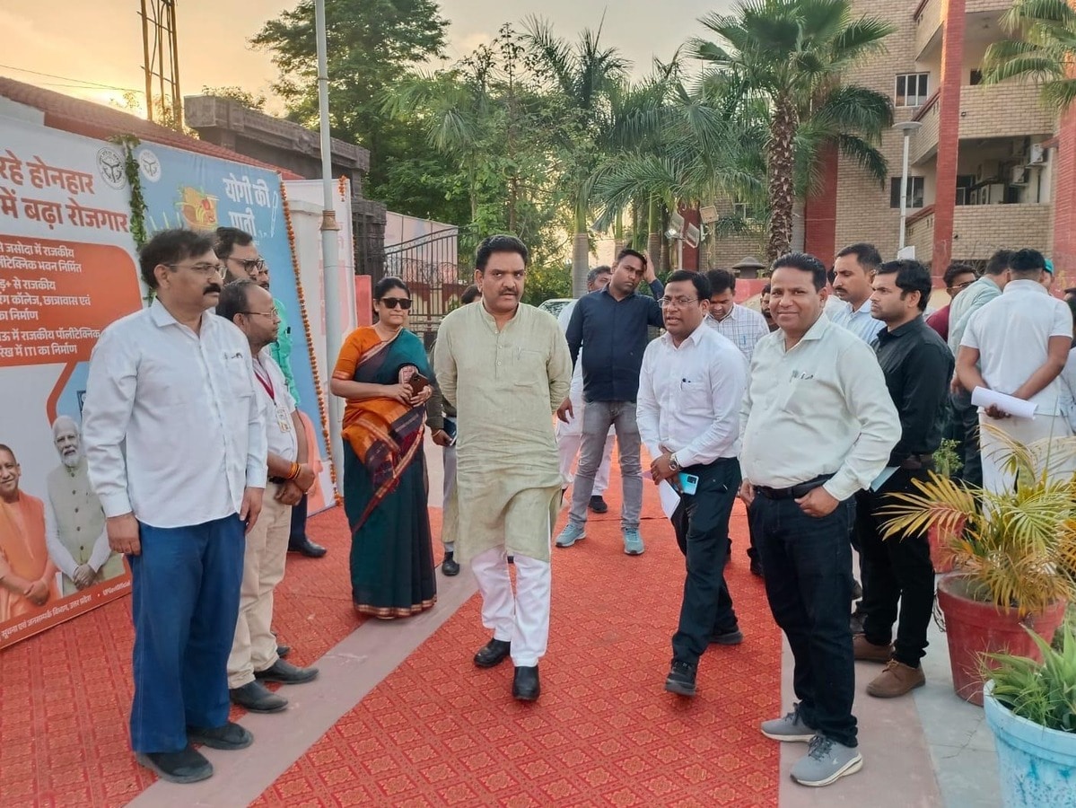 योगी कैबिनेट विस्तार के बीच काशी दौरा छोड़ लखनऊ लौटे असीम अरुण; समाज कल्याण राज्यमंत्री हैं 1 Asim Arun Kannauj 1774598991611 1774599002956 1778396686212