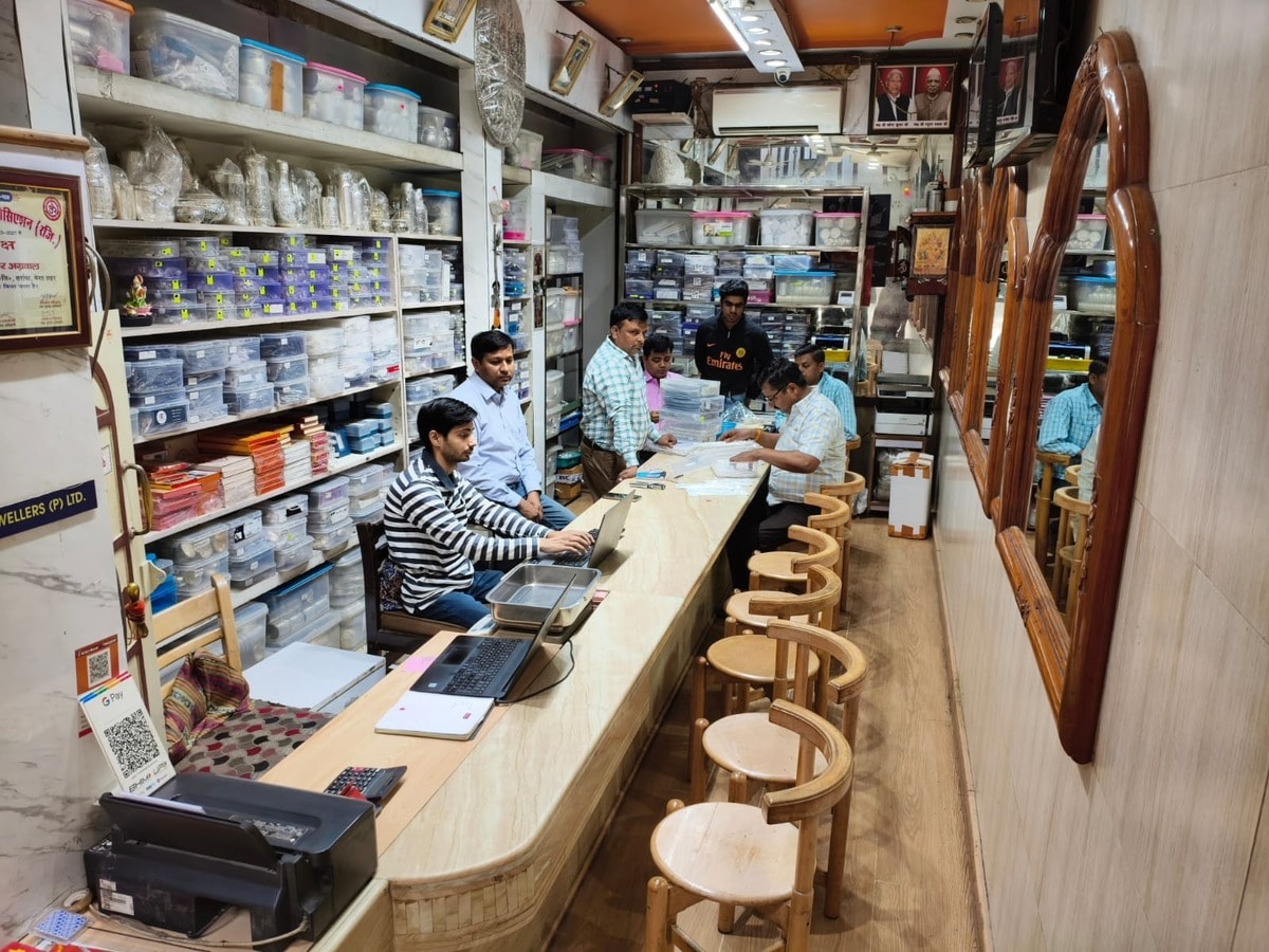 पीएम मोदी की अपील के बाद अब सोने-चांदी पर बढ़ी इंपोर्ट ड्यूटी, कीमत में आएगा उछाल 1 Meerut Bullion Market 1778658982697 1778658987149
