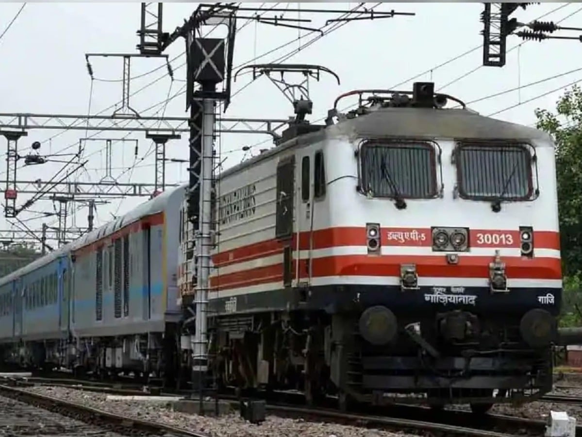 यूपी में ट्रेनों पर पथराव, कानपुर शताब्दी-राजधानी समेत तीन को बनाया गया निशाना, शीशे टूटे 1 Train PTI Photo 1724788498983 1778399473354