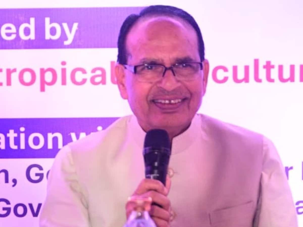 Union minister Shivraj Singh Chouhan interacts wit 1778149131066 1778149150500