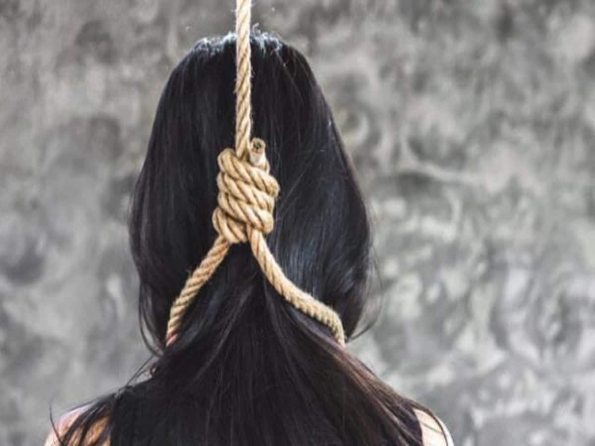 girl hanging 1613912934 1777723603176