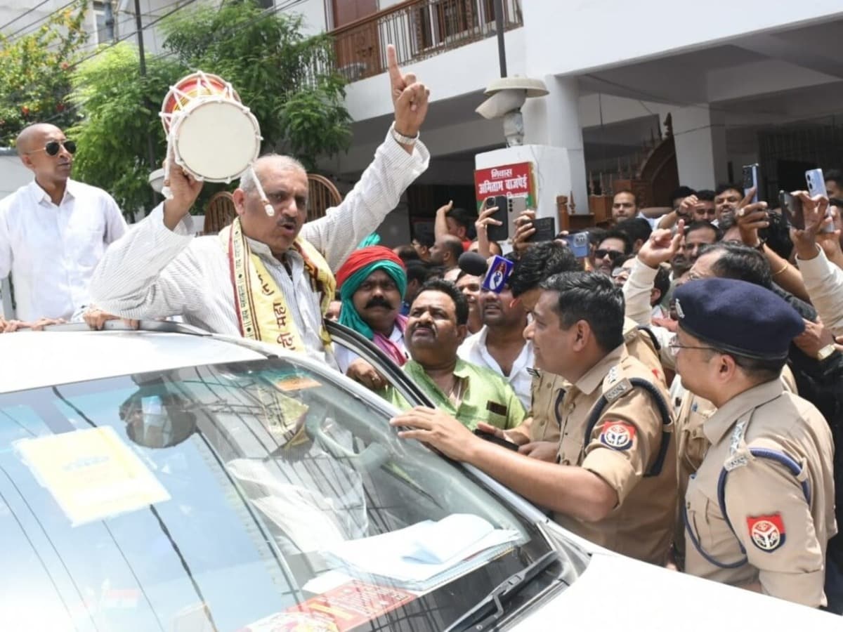 स्कूल बनने तक चप्पल नहीं पहनूंगा; शिलान्यास से पहले हाउस अरेस्ट हुए सपा विधायक अमिताभ बाजपेई का ऐलान 1 nbddmmf 1778839321984 1778839338811 dd2d93ee e5d4 4881 81dd a20fabea3a07