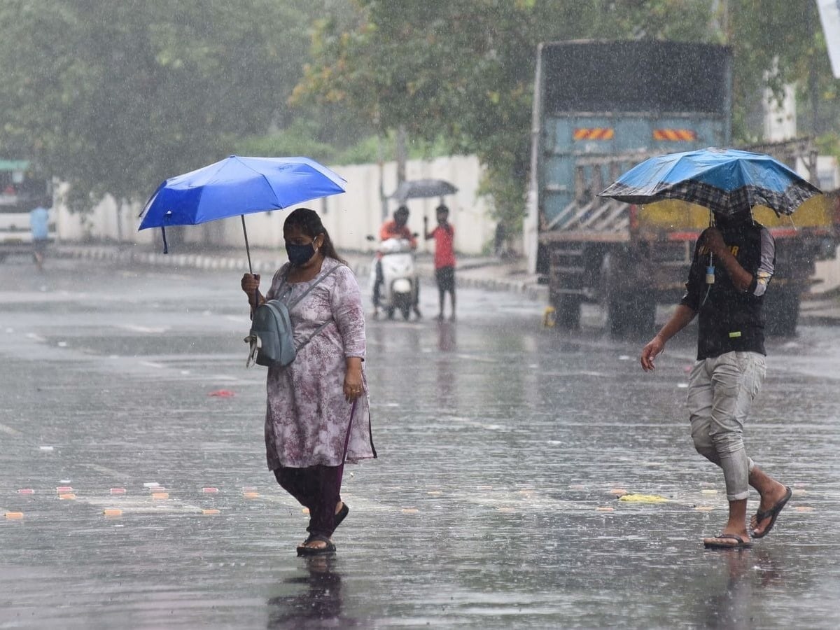 UP Weather: यूपी में बारिश से गिरा तापमान, अब 4-5 मई को तेज हवाओं संग बूंदाबांदी के आसार