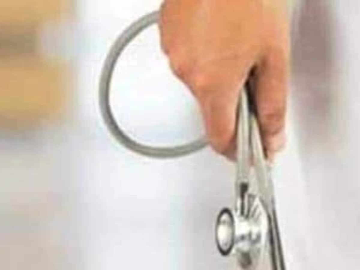 गर्भवती महिला का ऑपरेशन के बाद पेट में छोड़ दी रुई, डॉक्टर समेत 3 पर मुकदमा